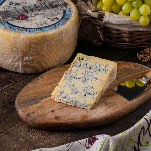 Сыр горгонзола с голубой плесенью на вашем столе